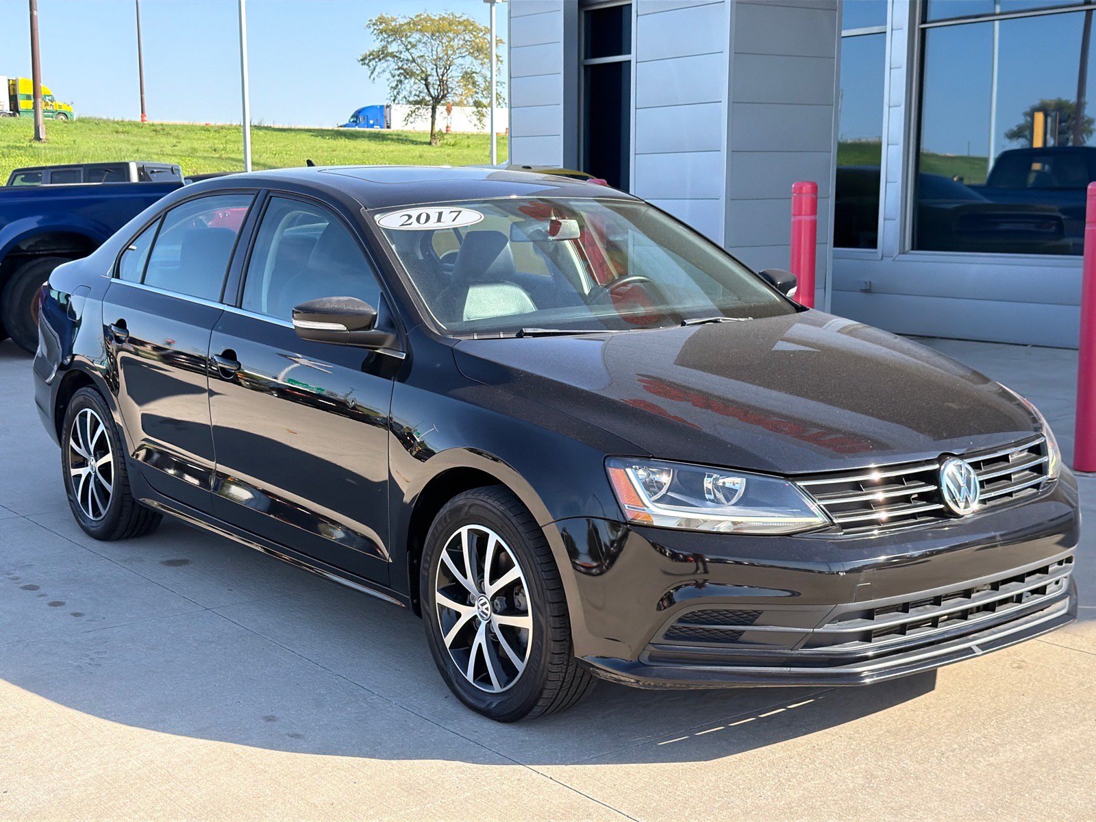 Used 2017 Volkswagen Jetta SE FWD image 2
