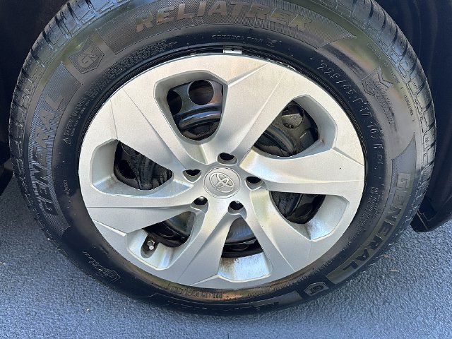 Used 2022 Toyota RAV4 LE FWD image 10