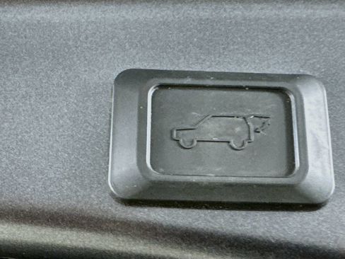 Used 2020 Toyota RAV4 XLE w/ Convenience Package FWD image 32