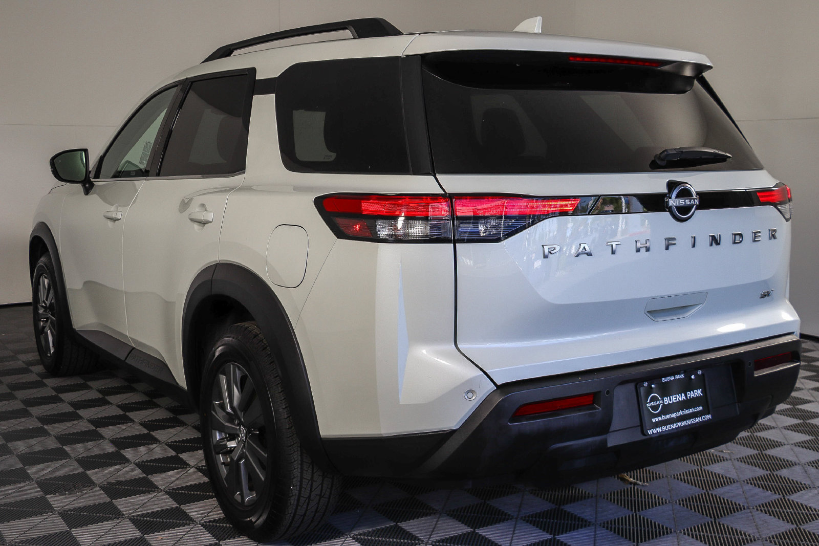 Used 2024 Nissan Pathfinder SV FWD image 6