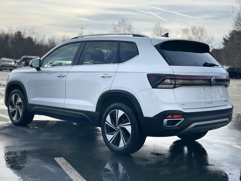 Used 2025 Volkswagen Taos SE w/ Panoramic Sunroof Package image 5