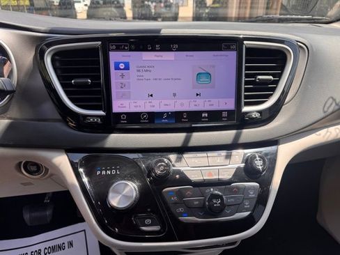 Used 2023 Chrysler Pacifica Touring-L FWD image 18