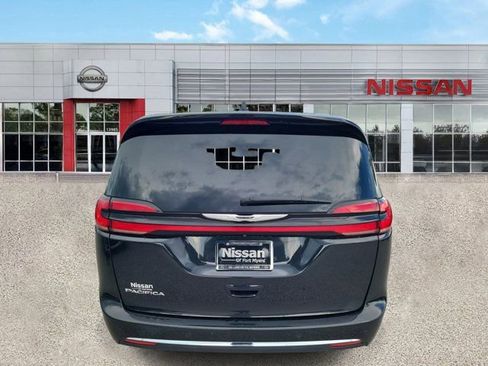 Used 2023 Chrysler Pacifica Touring-L FWD image 6
