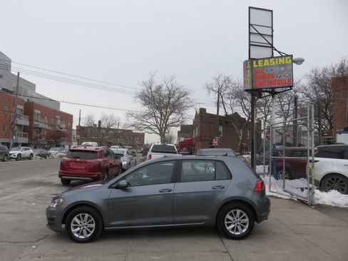 Used 2015 Volkswagen Golf S image 7