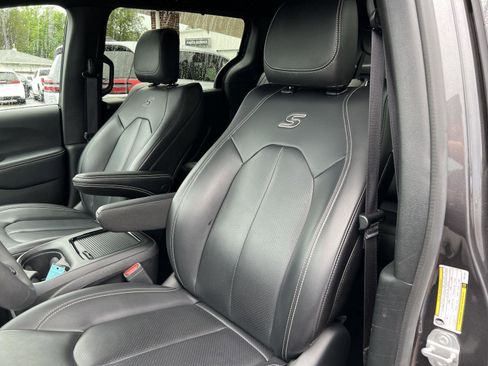 Used 2023 Chrysler Pacifica Touring-L w/ S Appearance Package FWD image 35