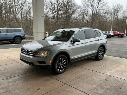 Used 2021 Volkswagen Tiguan SE w/ Panoramic Sunroof Package image 3