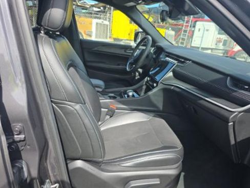 Used 2023 Jeep Grand Cherokee Altitude RWD image 12