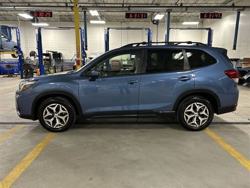 Used 2019 Subaru Forester Premium w/ All-Weather Package image 5