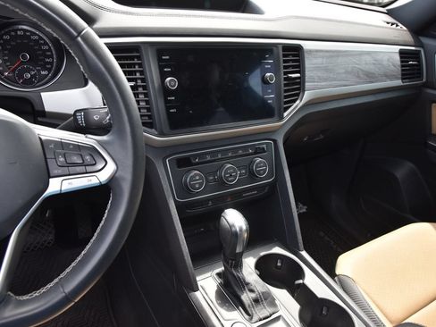 Used 2021 Volkswagen Atlas Cross Sport SE w/ Panoramic Sunroof Package FWD image 8