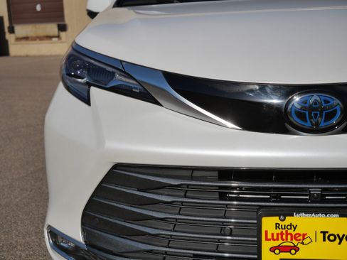 Certified 2025 Toyota Sienna Platinum FWD image 17