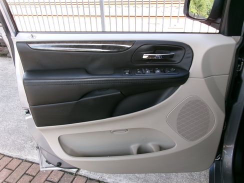 Used 2018 Dodge Grand Caravan SE w/ UConnect Hands-Free Group FWD image 10