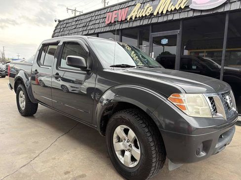 Used 2013 Nissan Frontier SV image 2