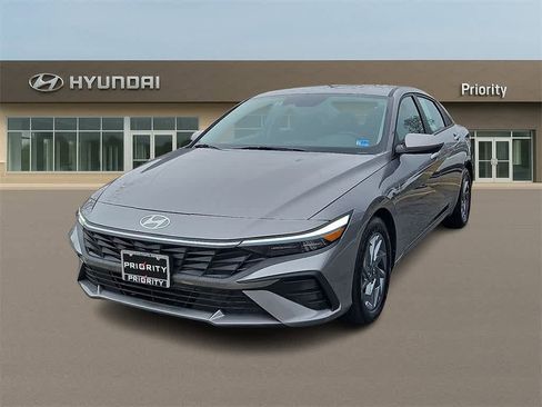 Used 2024 Hyundai Elantra SEL image 1