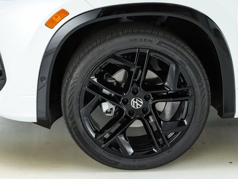 New 2026 Volkswagen Tiguan SE R-Line FWD image 44