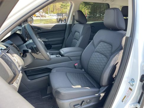 New 2026 Nissan Pathfinder SV w/ SV Premium Package AWD/4WD image 17