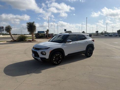 Used 2022 Chevrolet TrailBlazer LT w/ Convenience Package FWD image 3