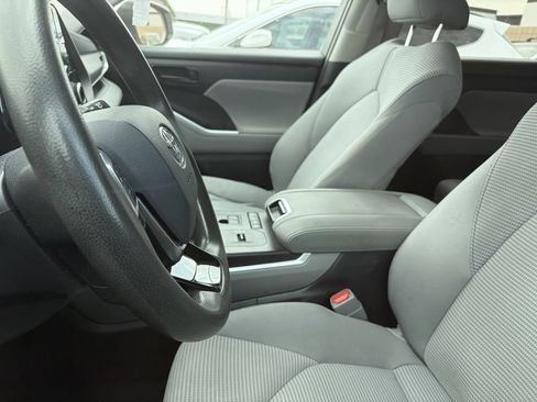 Used 2021 Toyota Highlander L FWD image 6