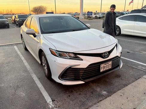 Used 2021 Toyota Camry LE image 2
