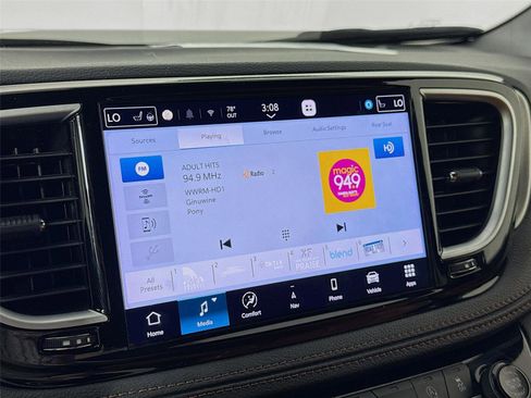 Used 2024 Chrysler Pacifica Pinnacle w/ Trailer Tow Group AWD/4WD image 9