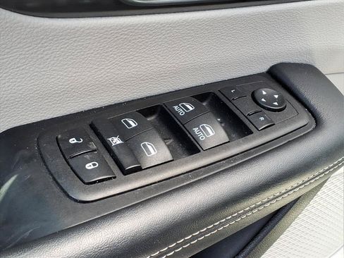 Used 2024 Chrysler Pacifica Limited FWD image 18
