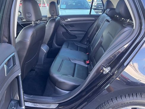 Used 2018 Volkswagen Golf SE image 15