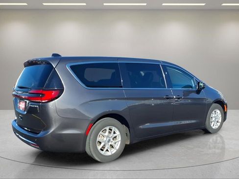 Used 2023 Chrysler Pacifica Touring-L FWD image 3