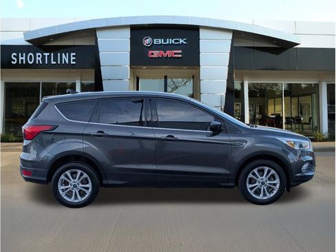 Used 2019 Ford Escape SE FWD image 2