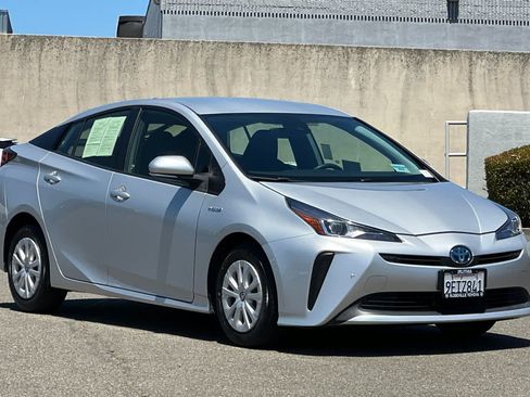 Used 2021 Toyota Prius LE FWD image 5