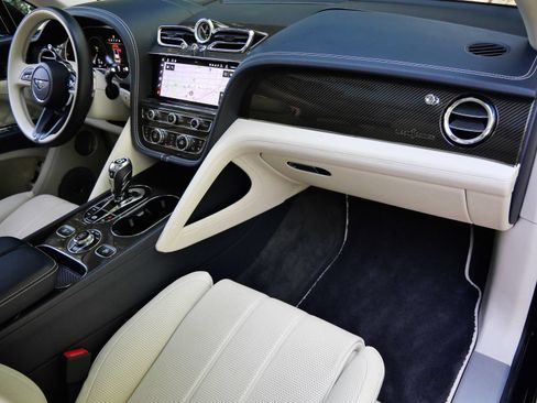 Used 2022 Bentley Bentayga AWD/4WD image 2