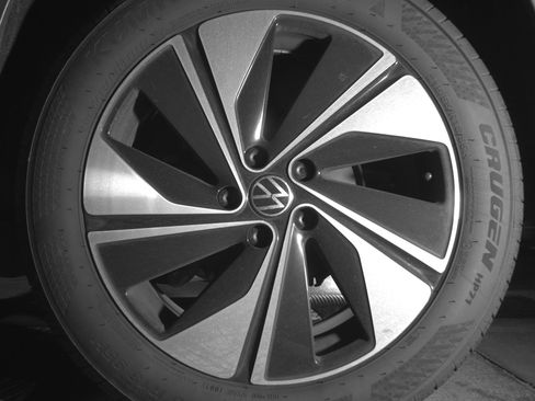 Used 2025 Volkswagen Taos SE image 13