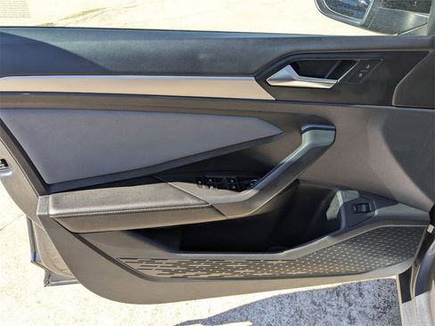 Used 2025 Volkswagen Jetta SE image 11