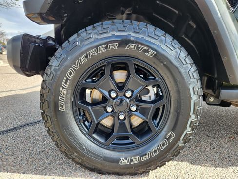 Used 2023 Jeep Gladiator Willys image 15