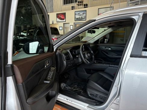 Used 2023 Nissan Rogue SV w/ SV Premium B Package FWD image 16
