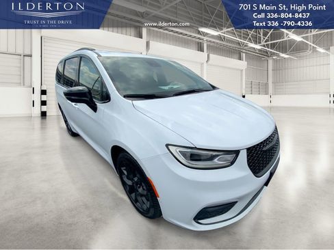 New 2026 Chrysler Pacifica Limited w/ S Appearance Package image 3