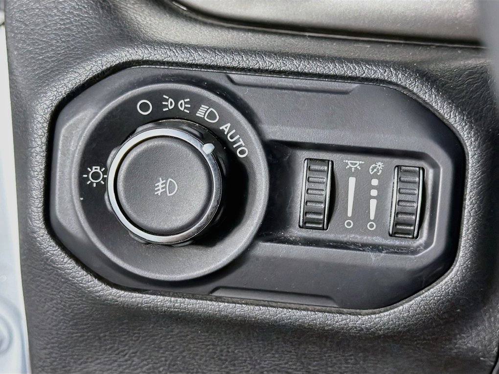 Used 2018 Jeep Wrangler Unlimited Sahara AWD/4WD image 15