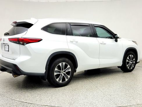 Used 2022 Toyota Highlander XLE AWD/4WD image 5
