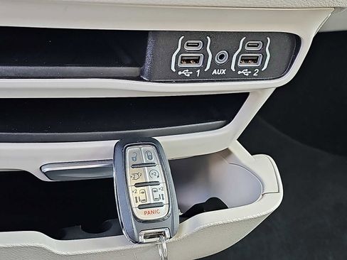 Used 2024 Chrysler Pacifica Touring-L image 26
