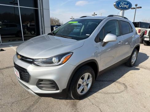Used 2022 Chevrolet Trax LT w/ LT Convenience Package image 3