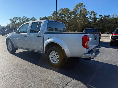 Used 2018 Nissan Frontier SV image 5