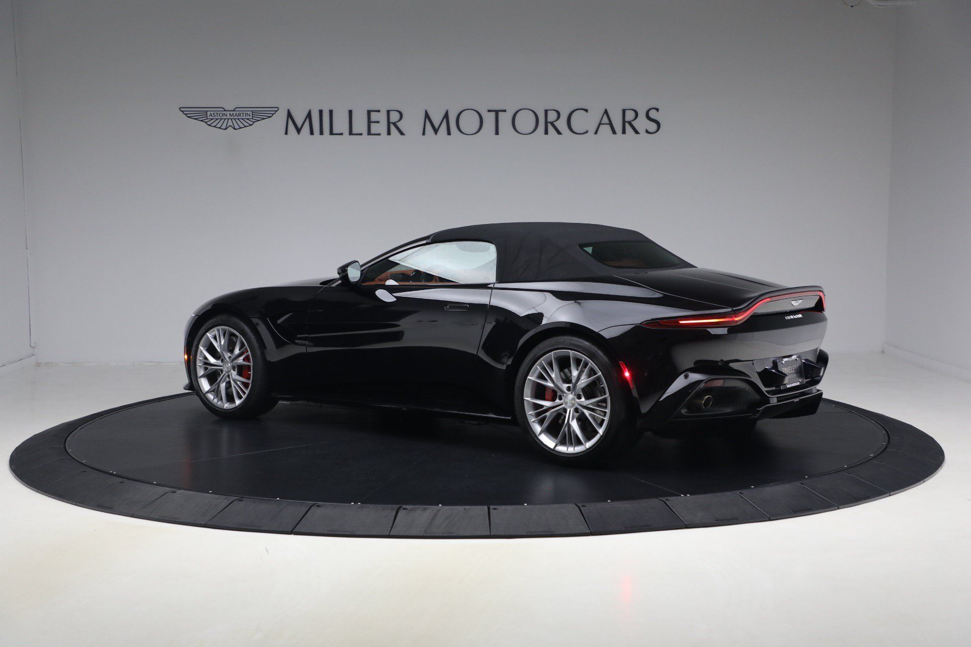 Used 2021 Aston Martin V8 Vantage Roadster RWD image 16