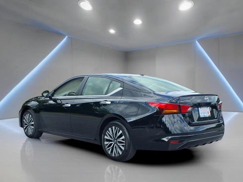 Used 2024 Nissan Altima 2.5 SV FWD image 3