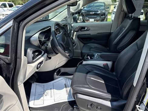 Used 2023 Chrysler Pacifica Touring-L FWD image 9