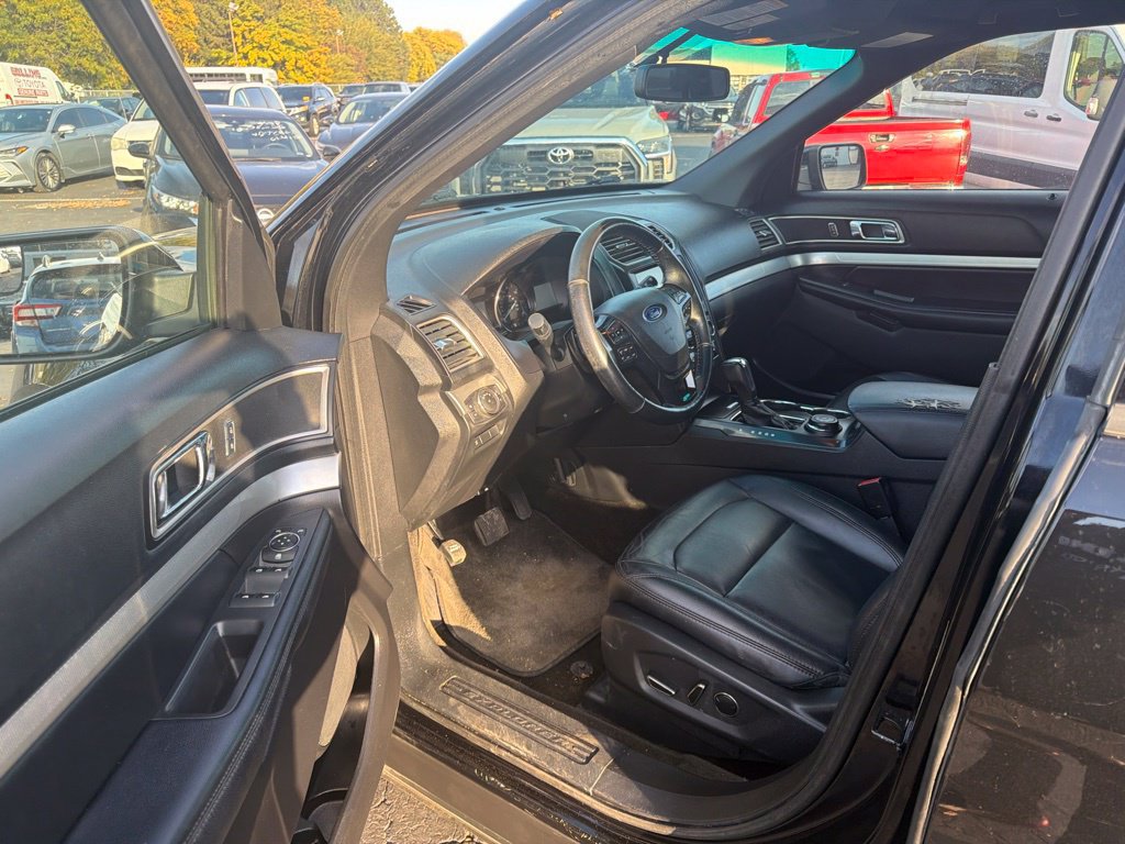 Used 2016 Ford Explorer XLT w/ Equipment Group 202A AWD/4WD image 10