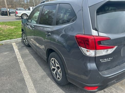 Used 2022 Subaru Forester Premium AWD/4WD image 2
