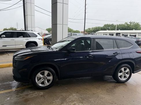 Certified 2025 Toyota Highlander LE image 4