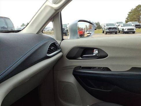 Used 2021 Chrysler Pacifica Touring image 19