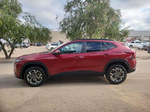 Used 2025 Chevrolet Trax LT FWD image 5