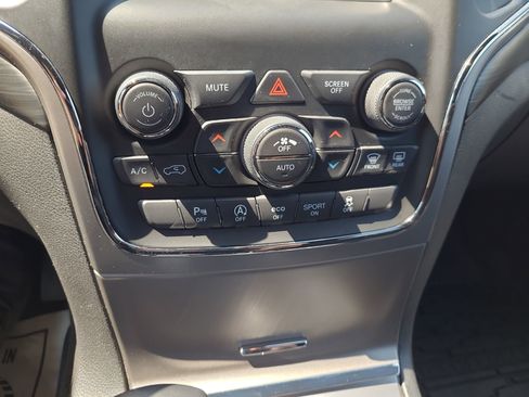 Used 2021 Jeep Grand Cherokee Laredo image 21