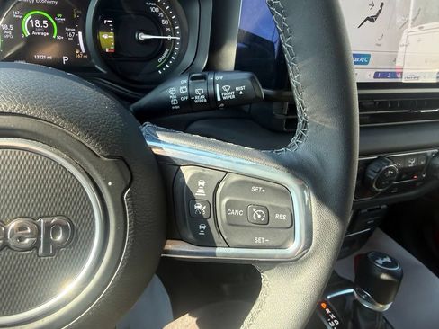 Used 2025 Jeep Wrangler Unlimited Sahara AWD/4WD image 19