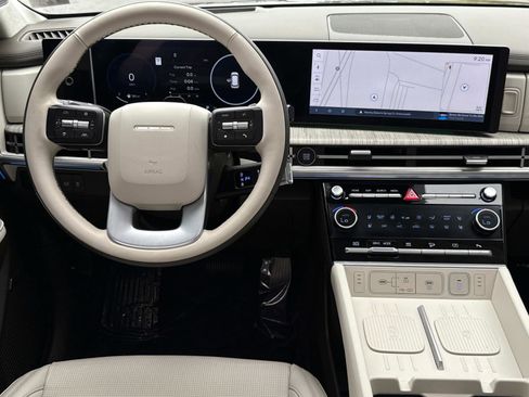 Used 2025 Hyundai Santa Fe Calligraphy image 2